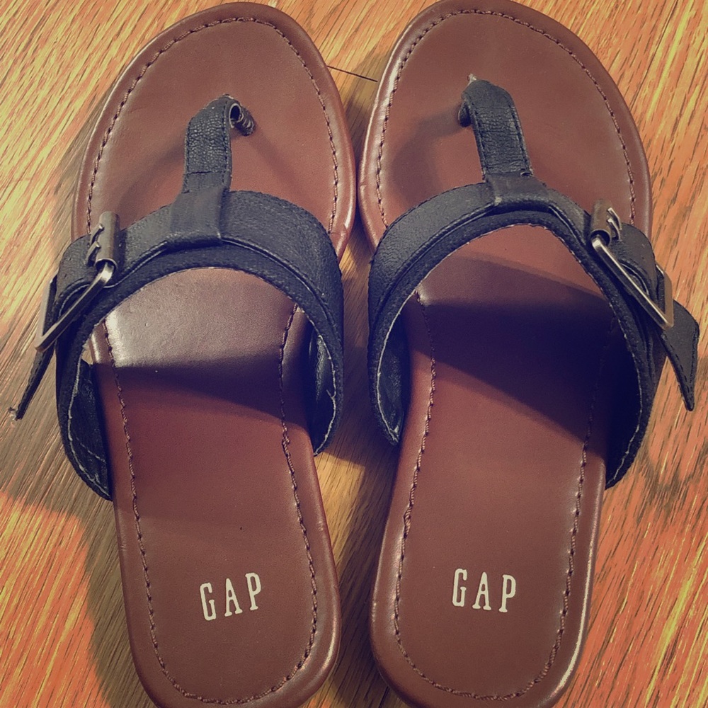 Gap slippers